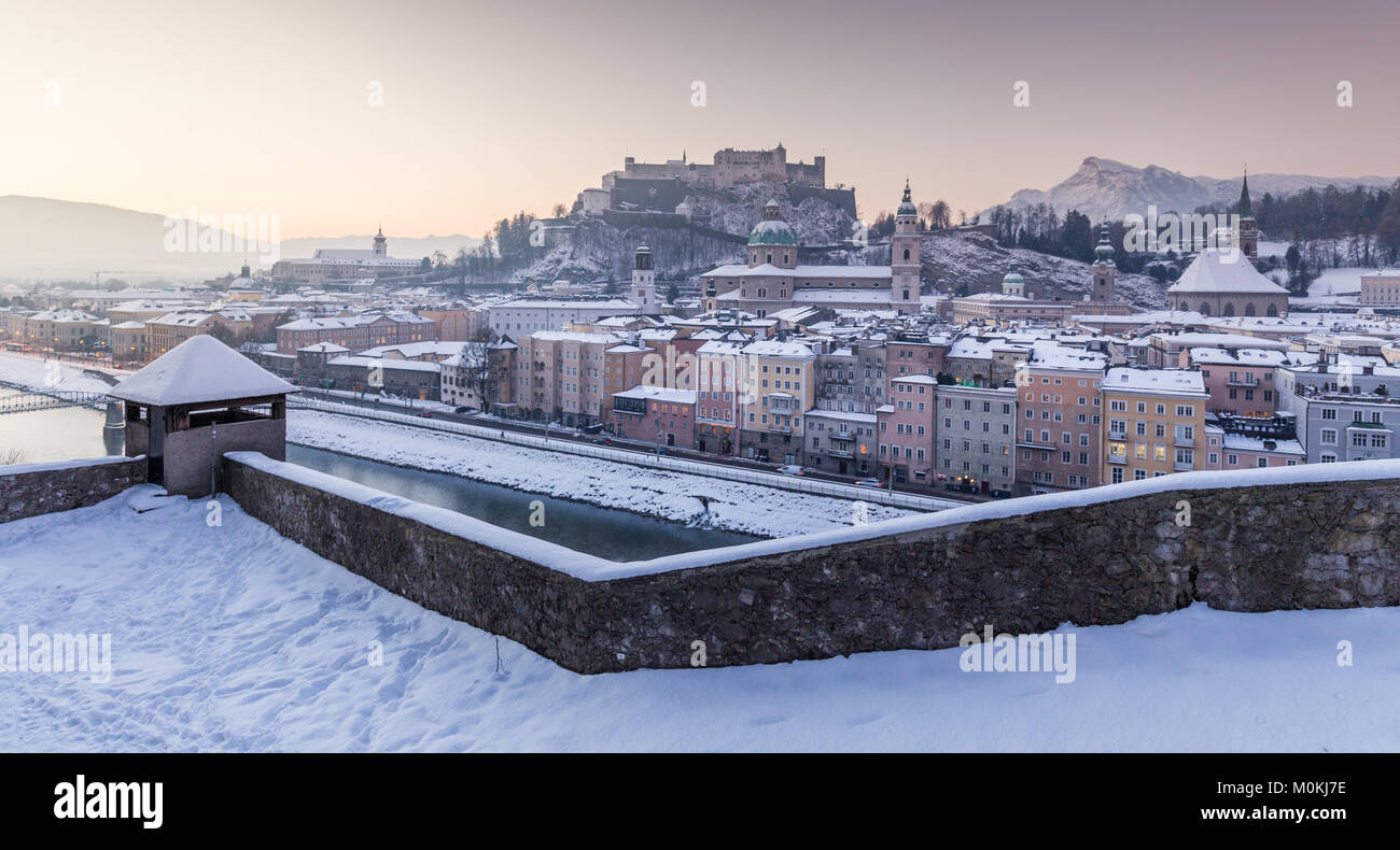 Visualizzazione classica del centro storico della città di Salisburgo in bella la luce del mattino al sorgere del sole in inverno, Land Salisburgo, Austria Foto Stock