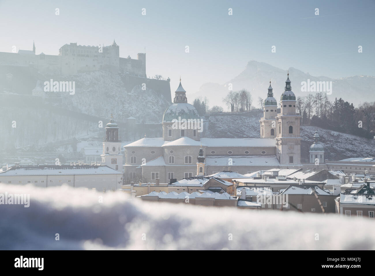 Visualizzazione classica del centro storico della città di Salisburgo in una bella giornata di sole in inverno, Austria Foto Stock