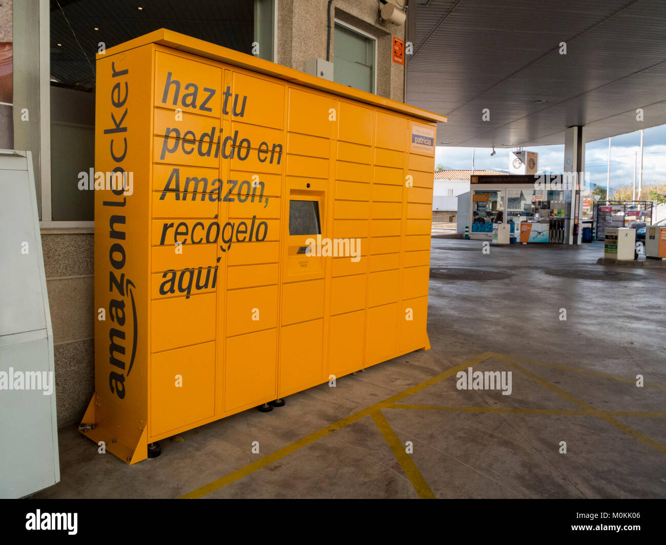 Armadietto di Amazon nella stazione di gas in Altea Alicante, Spagna Foto  stock - Alamy