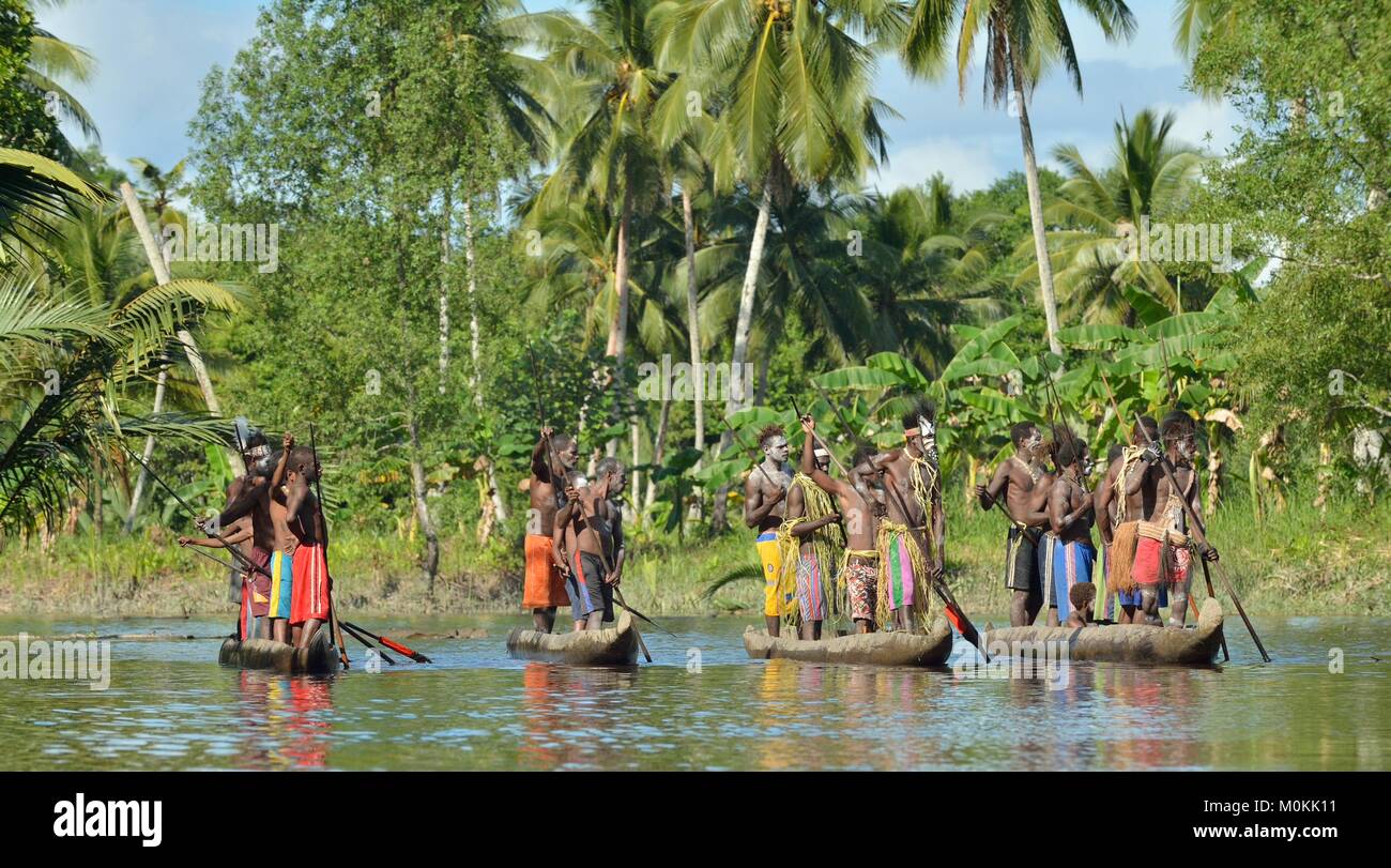 Canoa cerimonia di guerra di Asmat persone. Cacciatori di teste di una tribù di Asmat . Nuova Guinea Isola, Indonesia. Nuova Guinea isola, Foto Stock