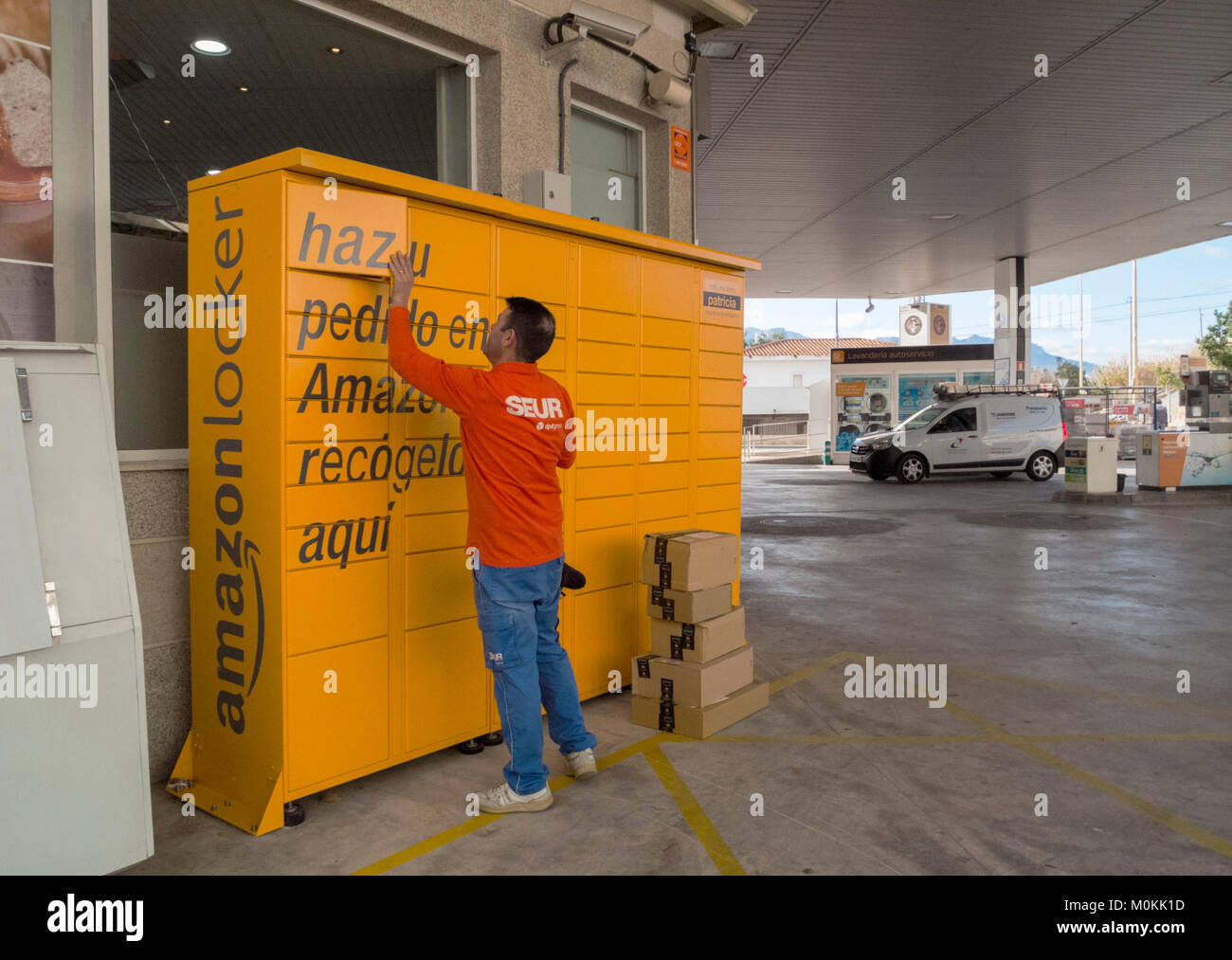 Il personale di Logistica di Amazon equipaggia Locker con i pacchetti alla stazione di gas in Altea Alicante, Spagna Foto Stock