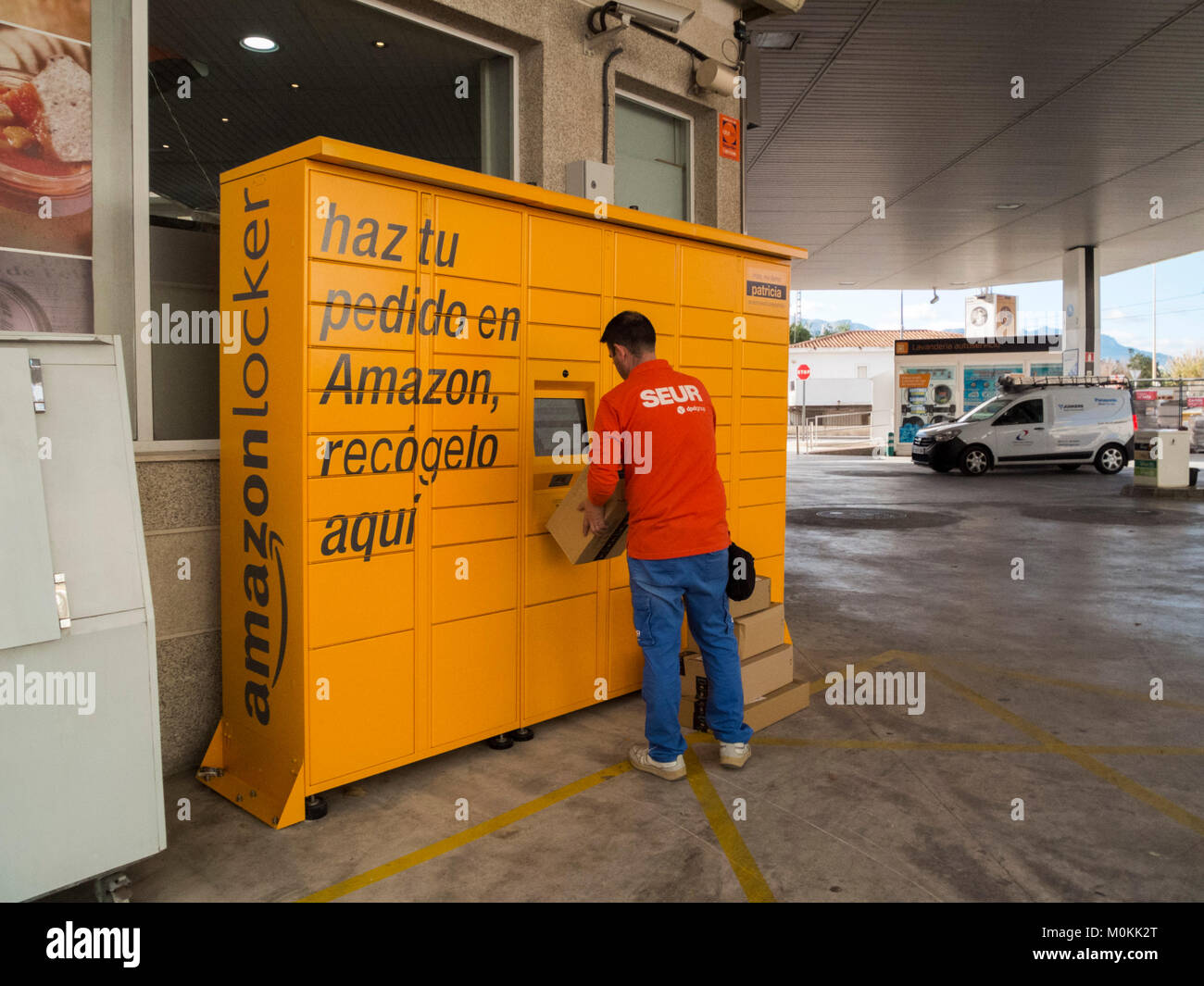 Il personale di Logistica di Amazon equipaggia Locker con i pacchetti alla stazione di gas in Altea Alicante, Spagna Foto Stock