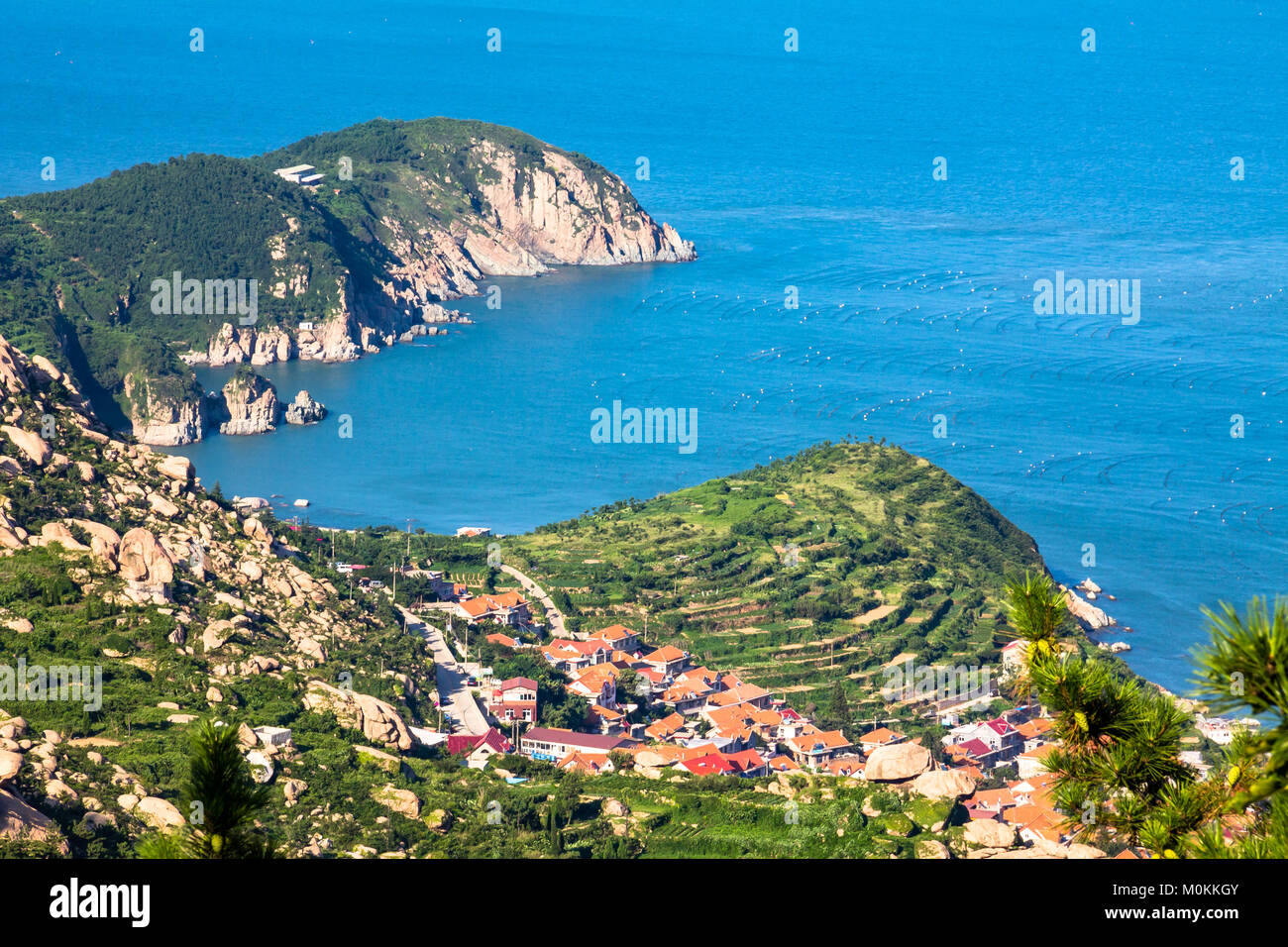 Vista di un villaggio di pescatori in Laoshan Mountain, visto da Ba Shui ha percorso in estate, Qingdao, Cina Foto Stock