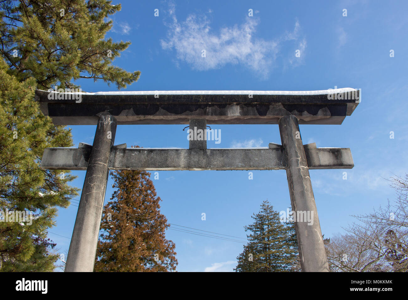 23 Gennaio 2018 Un lo Shintoismo giapponese (religione etnica) Santuario, Porta Torii e copertura di neve su di esso sotto il cielo blu, Giappone Foto Stock