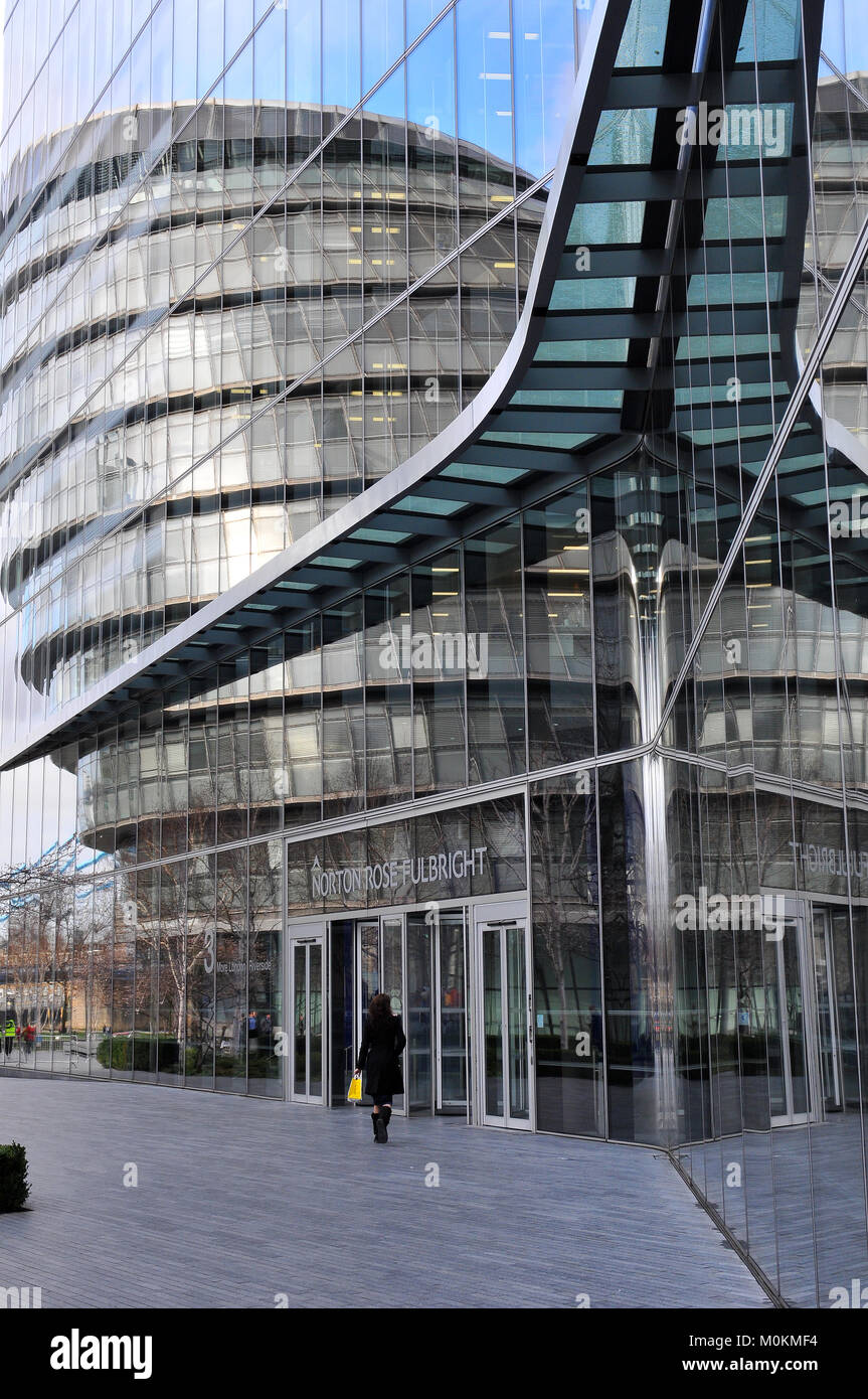 City Hall di Londra centrale più luogo di Londra si riflette nelle finestre di vetri moderni edifici adibiti a ufficio architettonico contemporaneo strutture iconiche. Foto Stock