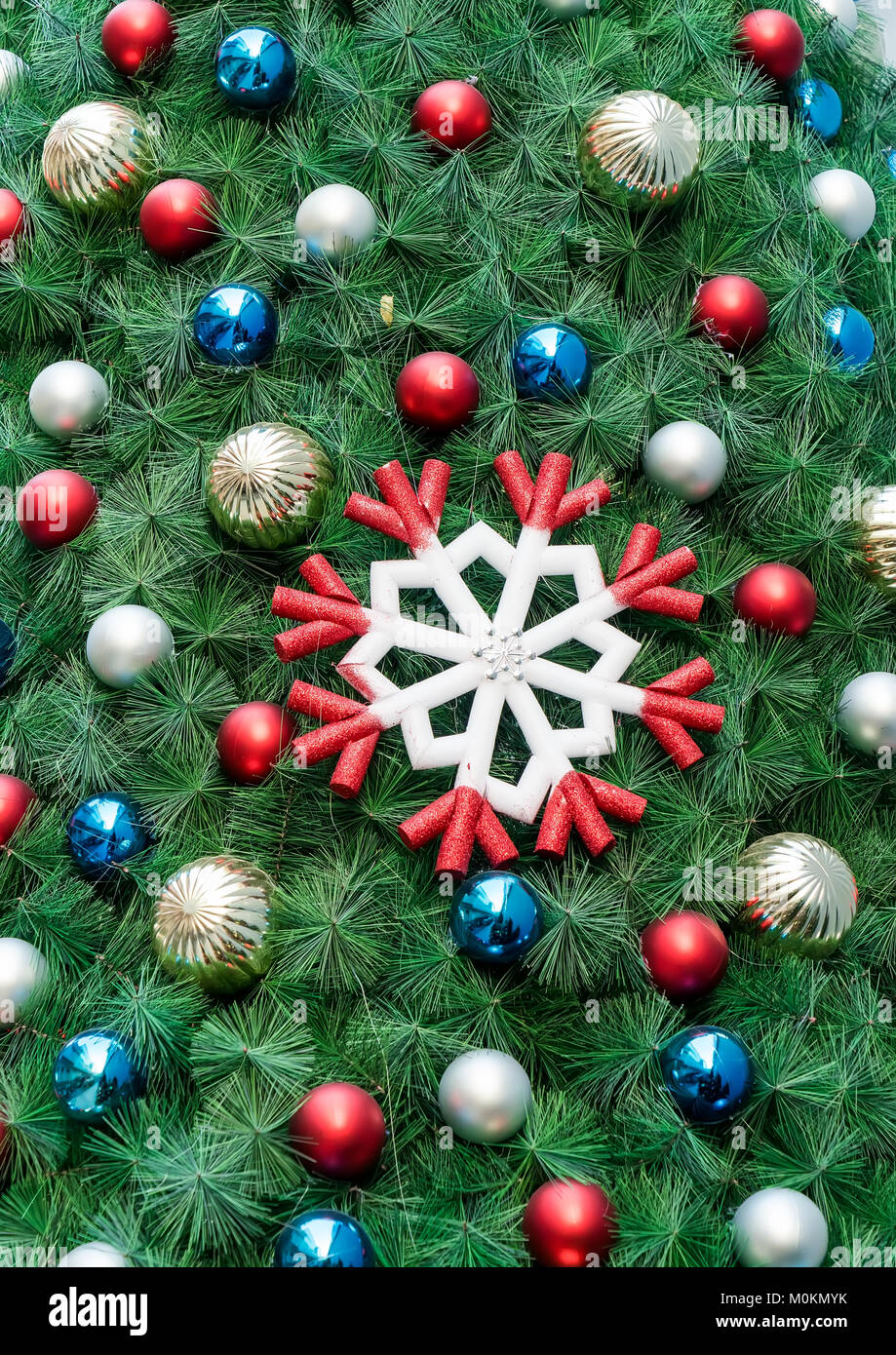 Decorazione di natale di sfere e il simbolo del fiocco di neve appesi su albero di Natale. Foto Stock