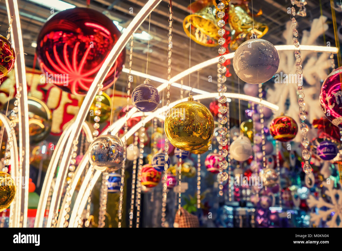 Varie palla di Natale ornamenti pendenti di decorazione Foto Stock
