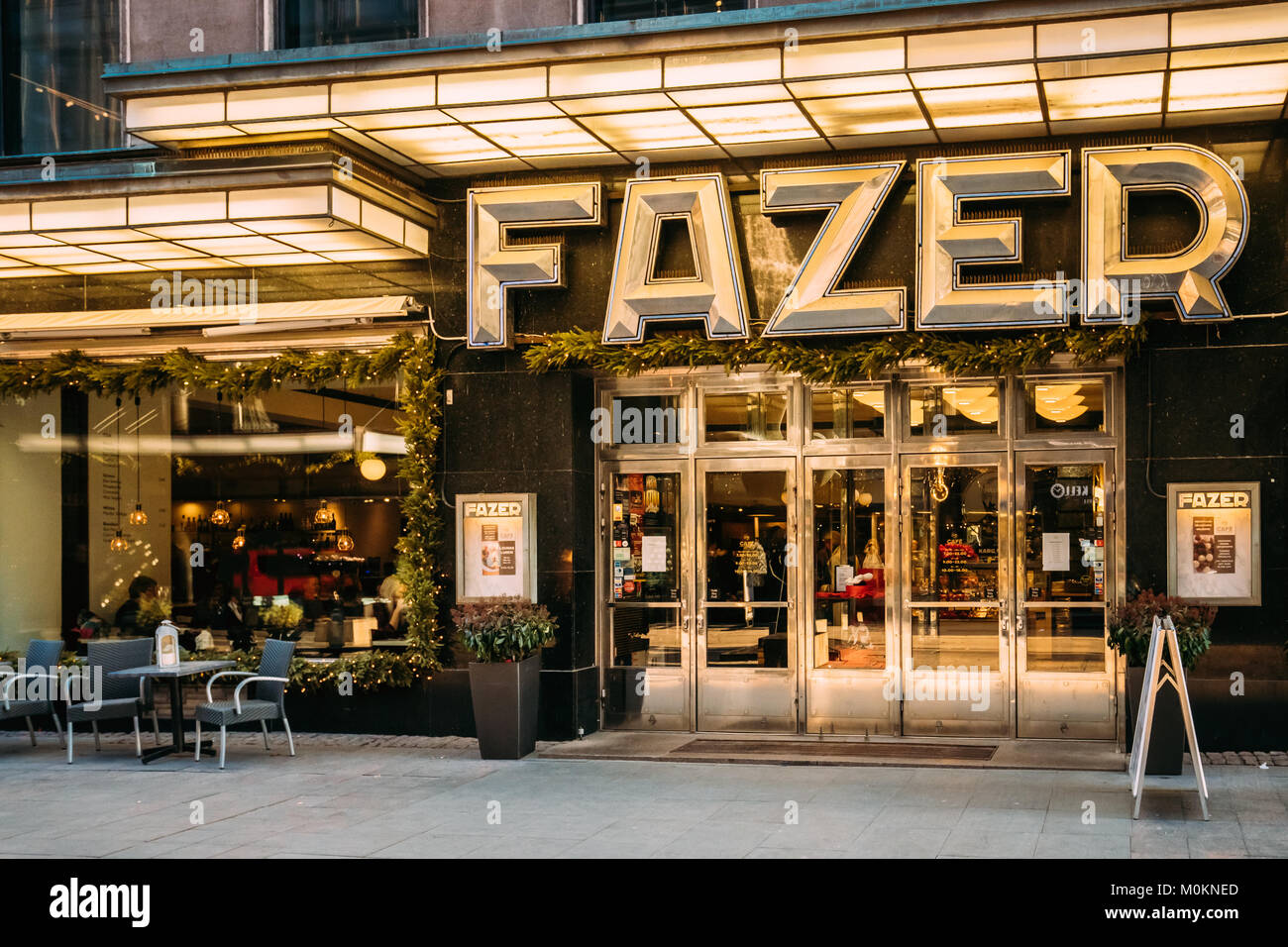 Helsinki, Finlandia - 11 dicembre 2016: famosa pasticceria Fazer su Kluuvikatu Street a Natale Natale Capodanno decorazione. Una delle più grandi Corporati Foto Stock