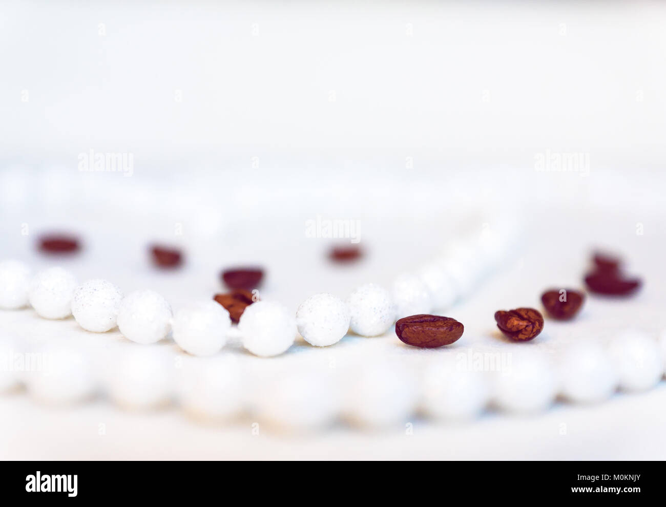 Abstract lo sfondo con il pezzo di cuore, caffè e perle Foto Stock