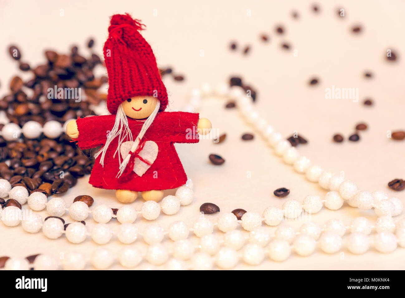 Happy Coffe il giorno di San Valentino card con bel rosso elf e cuore bianco Foto Stock