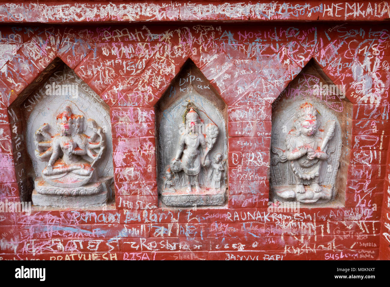 Chalk coperto santuari a Swayambhunath tempio buddista, Kathmandu, Nepal Foto Stock