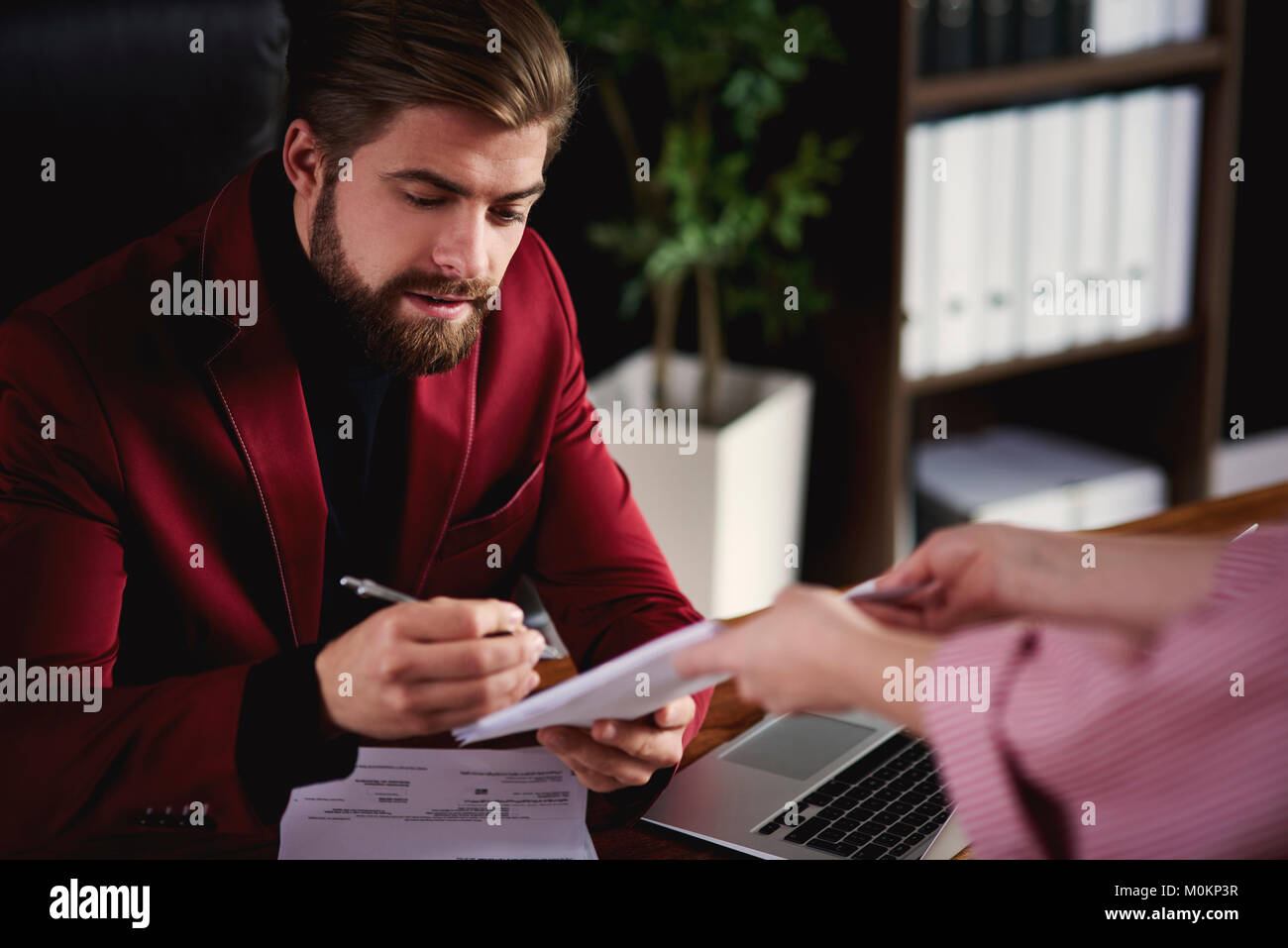 Business persona che firma un documento Foto Stock