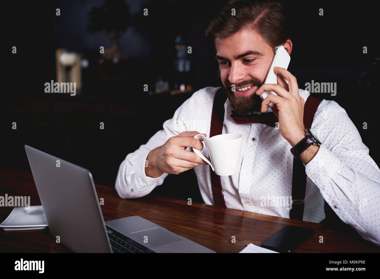 Multitasking di persona d'affari al lavoro Foto Stock