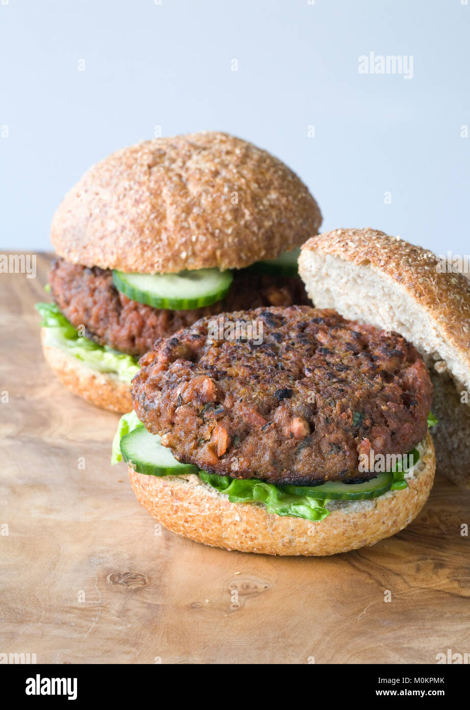 La barbabietola rossa hamburger in un pane integrale rotolo. Foto Stock