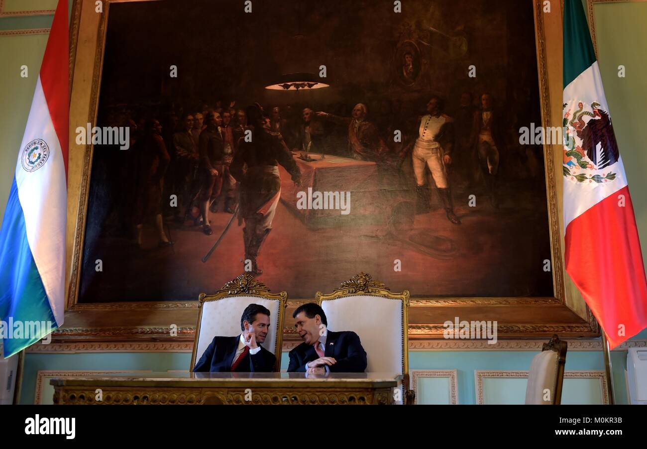 Il Presidente messicano Enrique Peña Nieto, sinistra, si siede con il Paraguay Presidente Horacio Cartes prima di firmare accordi bilaterali presso il Palacio de López Gennaio 18, 2018 a Asuncion in Paraguay. Foto Stock