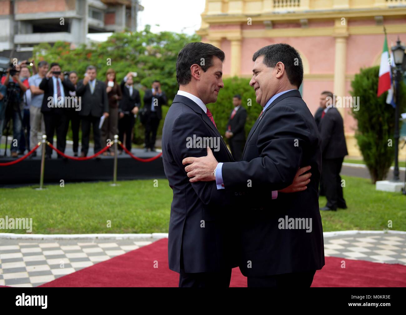 Il Presidente messicano Enrique Peña Nieto, sinistra, è abbracciato dal Paraguay Presidente Horacio Cartes durante le cerimonie di arrivo presso il Palacio de López Gennaio 18, 2018 a Asuncion in Paraguay. Foto Stock