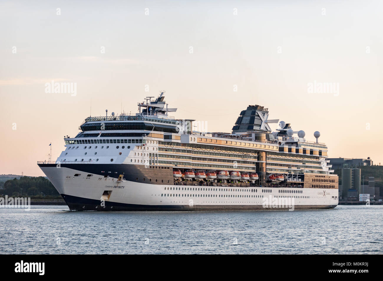 Cruise Liner Celebrity Infinity si avvicina al molo nel porto di Cork, Cobh, Irlanda, con spazio fotocopie. Foto Stock