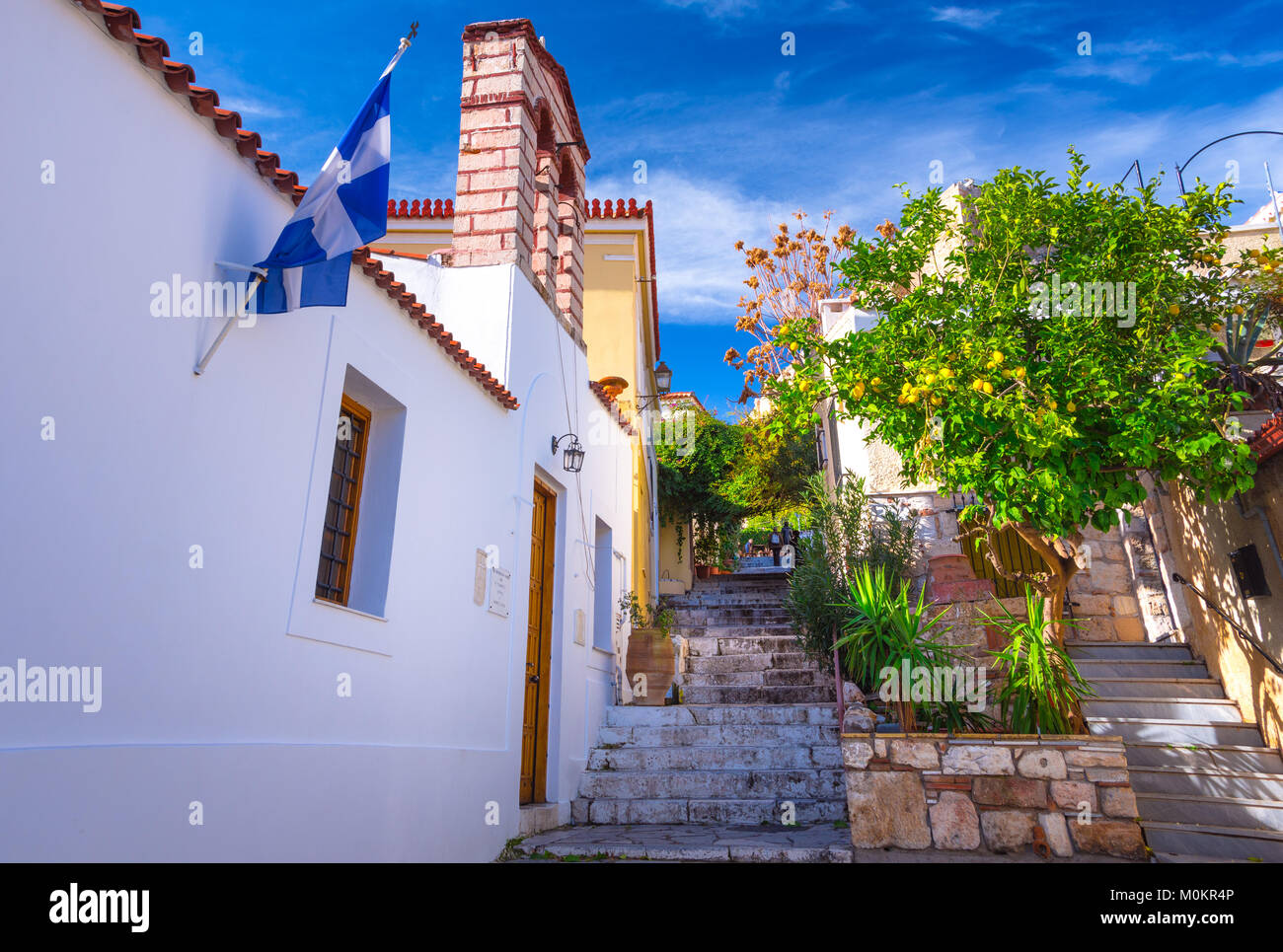 Strada di Anafiotika nella città vecchia di Atene, Grecia. È Anafiotika district costruito dai lavoratori dall'isola Anafi. Popolare attrazione turistica. Foto Stock