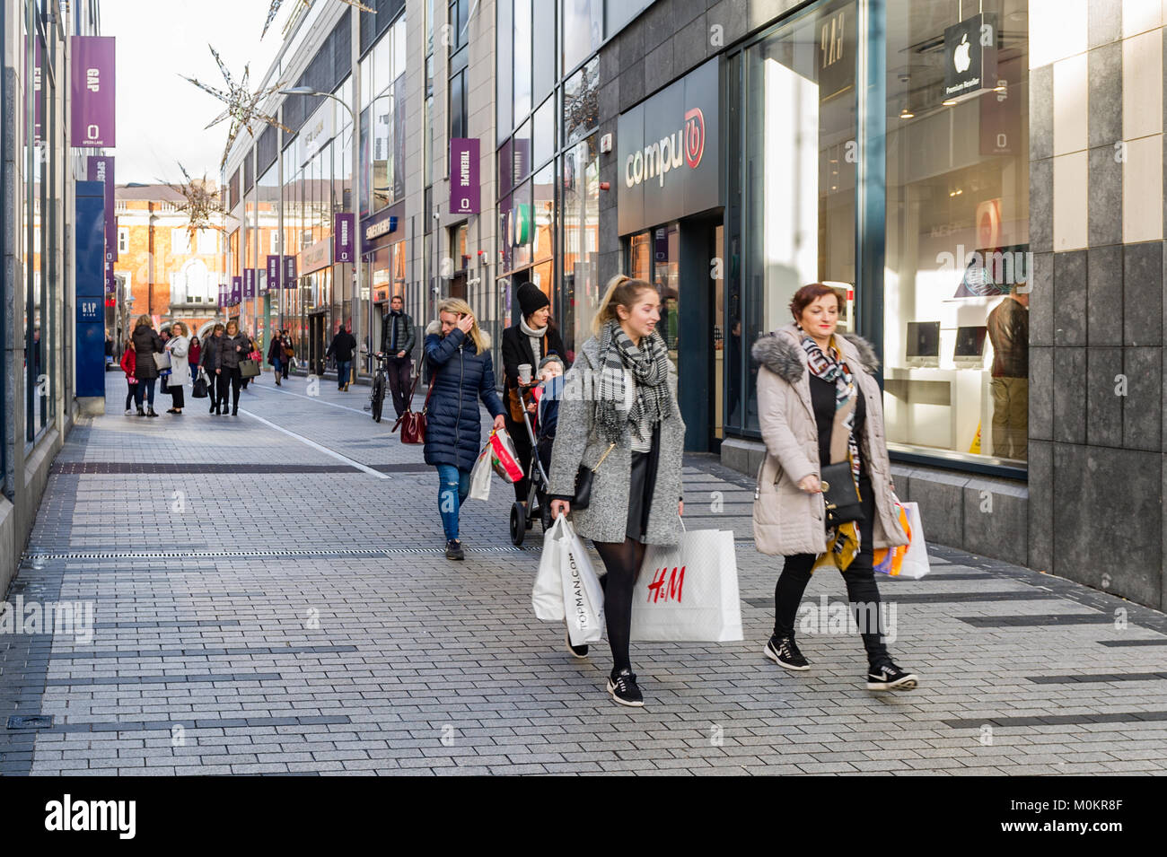 Shopping street Opera corsia su un occupato le vendite di gennaio giorno a Cork in Irlanda Foto Stock