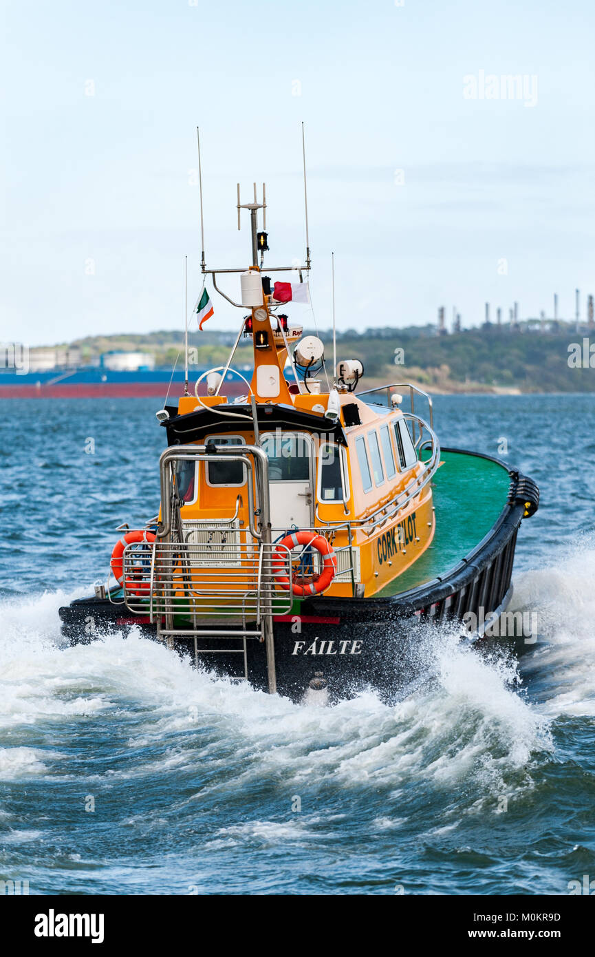 Porto di Cork barca pilota 'Fáilte' gare lontano dal dock per alleggerire il pilota su in arrivo una nave da carico in Cobh, East Cork, Irlanda con spazio di copia Foto Stock
