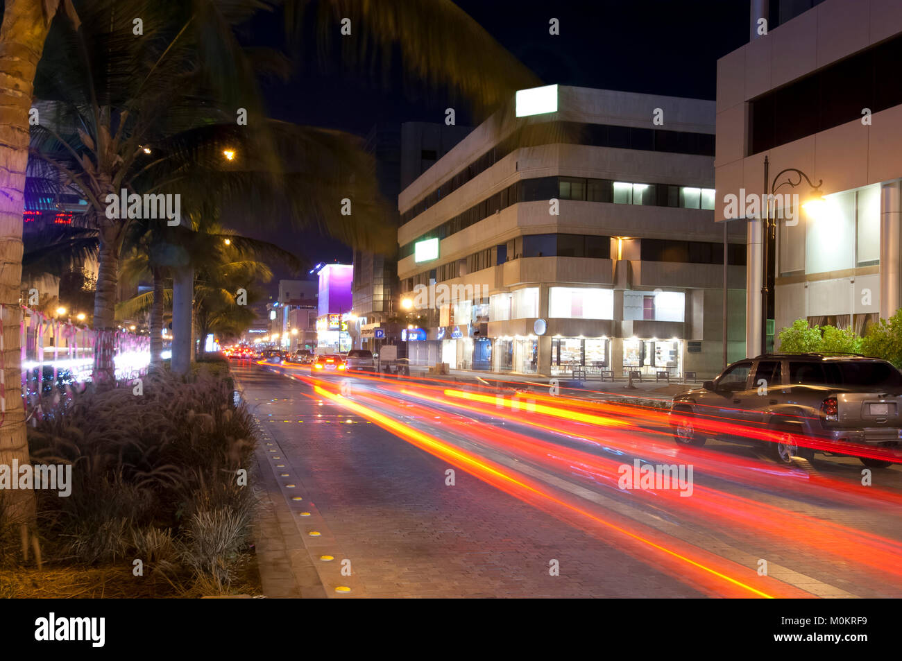 Palestina street a Jeddah di notte, con le luci auto moto, Arabia Saudita Foto Stock