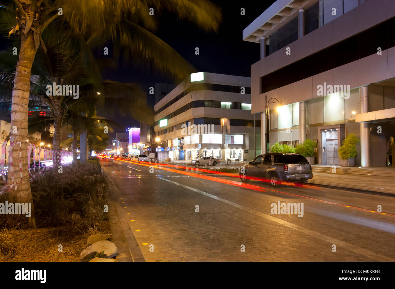 Palestina street a Jeddah di notte, con le luci auto moto, Arabia Saudita Foto Stock