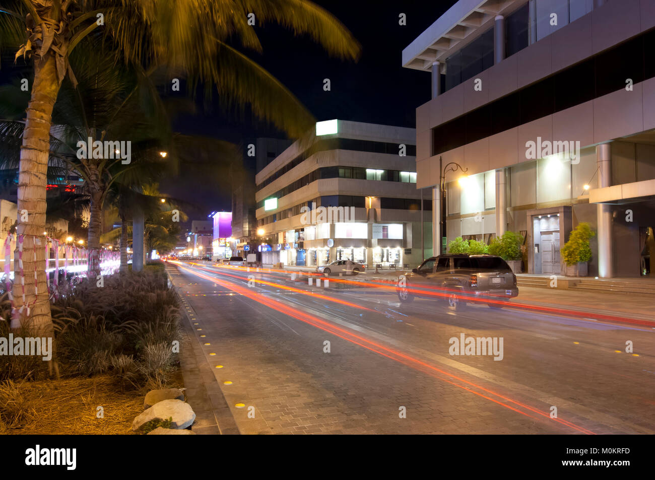Palestina street a Jeddah di notte, con le luci auto moto, Arabia Saudita Foto Stock