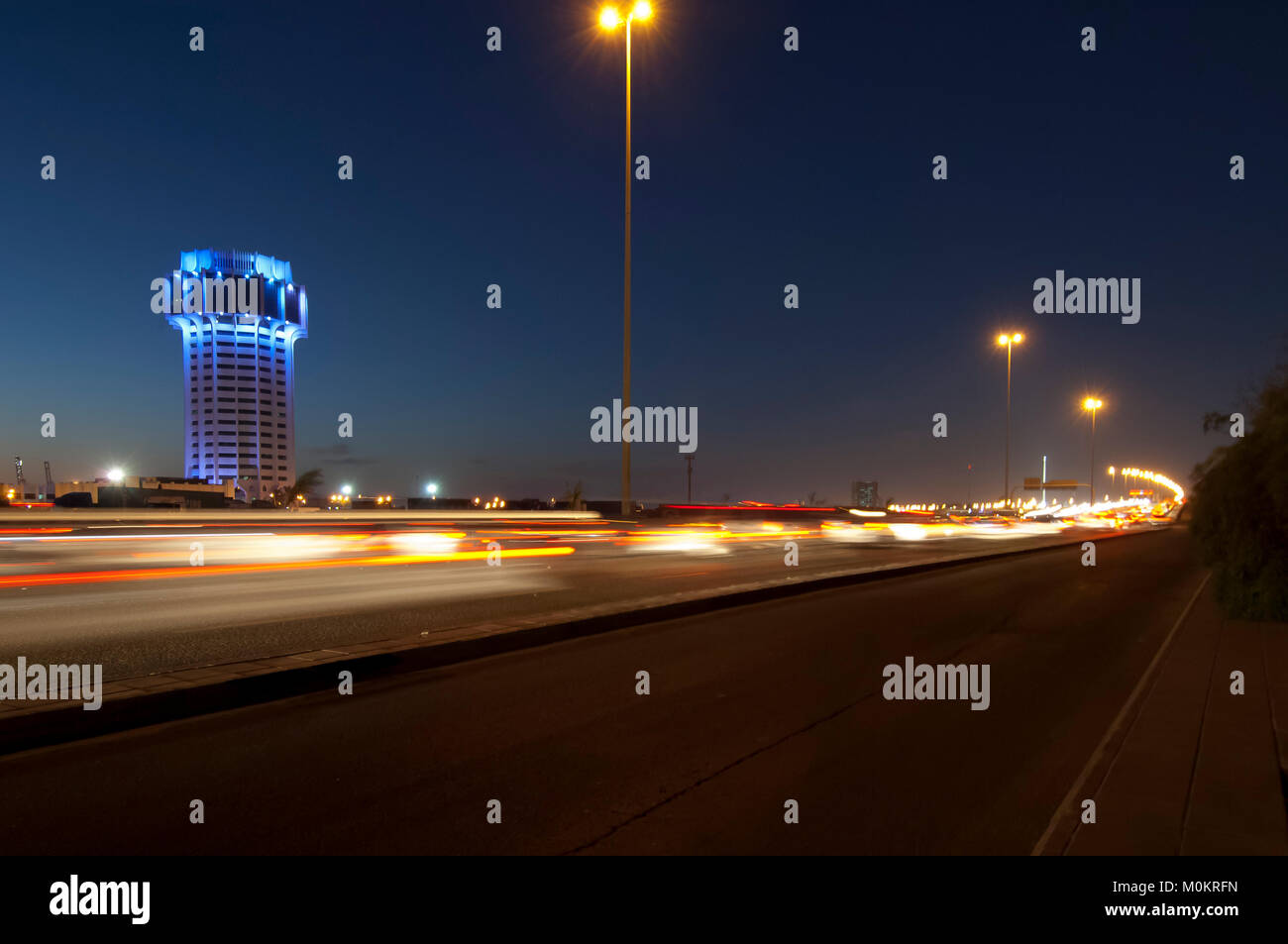 Jeddah water tower di notte, con le luci auto moto sulla strada. Arabia Saudita Foto Stock