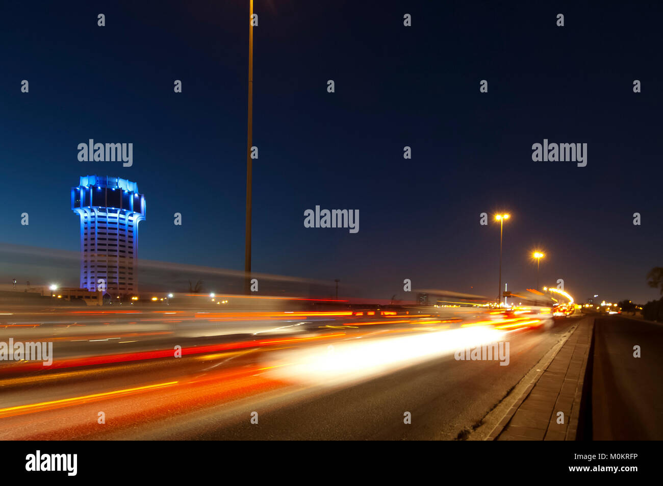 Jeddah water tower di notte, con le luci auto moto sulla strada. Arabia Saudita Foto Stock