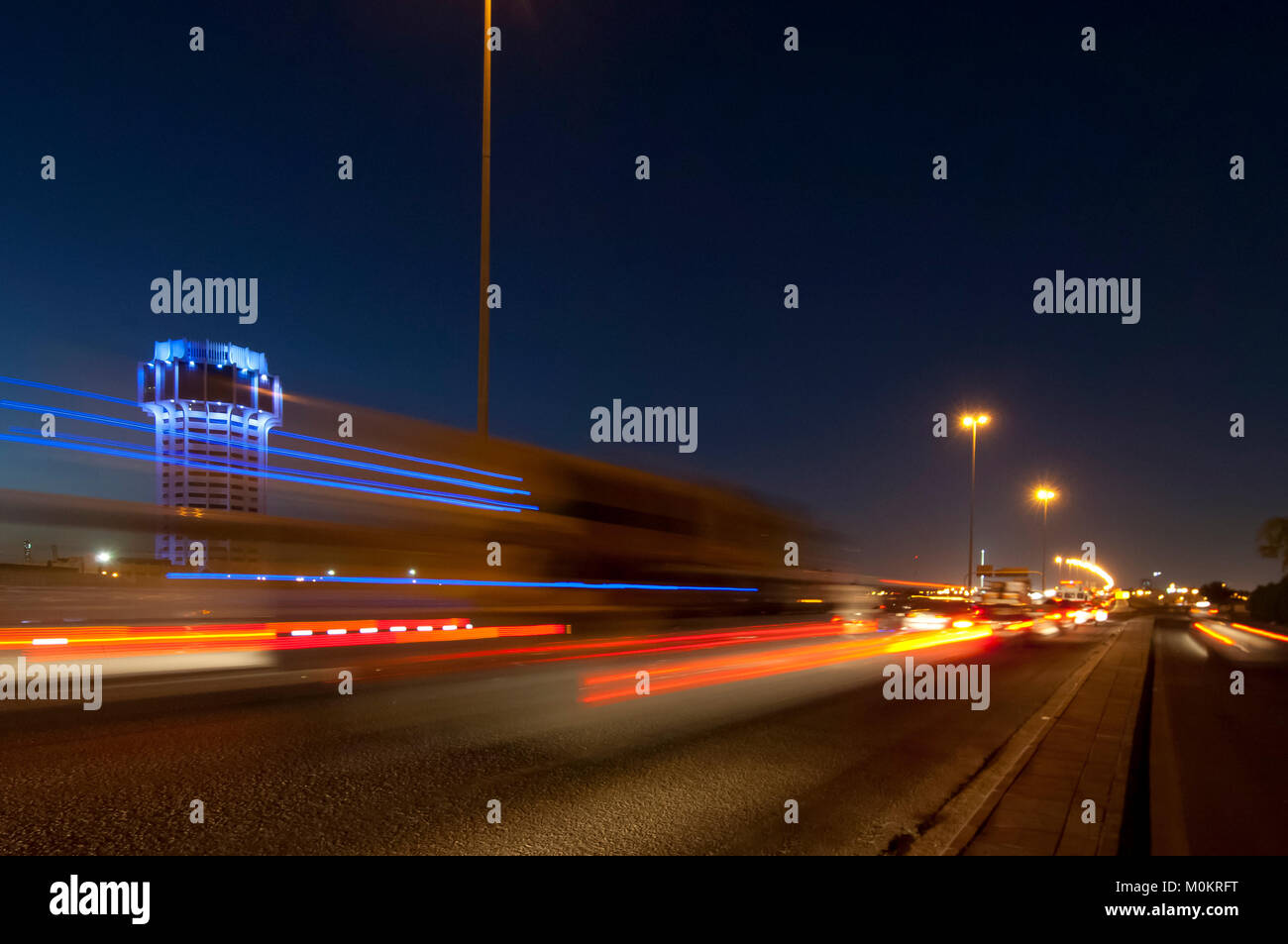 Jeddah water tower di notte, con le luci auto moto sulla strada. Arabia Saudita Foto Stock