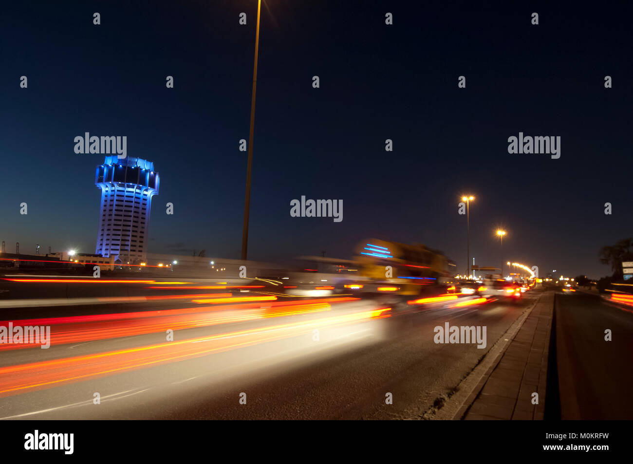 Jeddah water tower di notte, con le luci auto moto sulla strada. Arabia Saudita Foto Stock