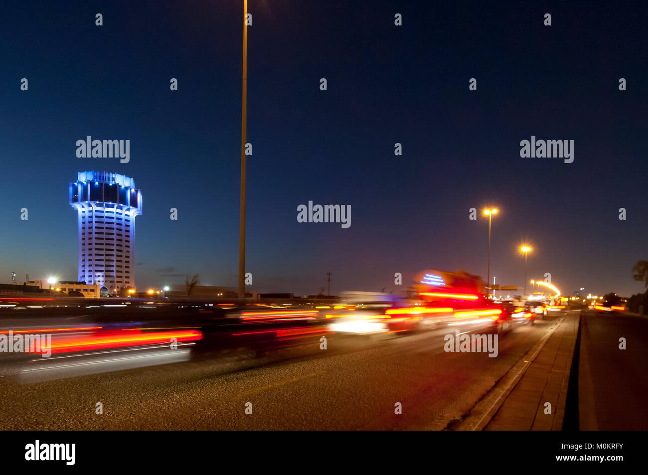 Jeddah water tower di notte, con le luci auto moto sulla strada. Arabia Saudita Foto Stock