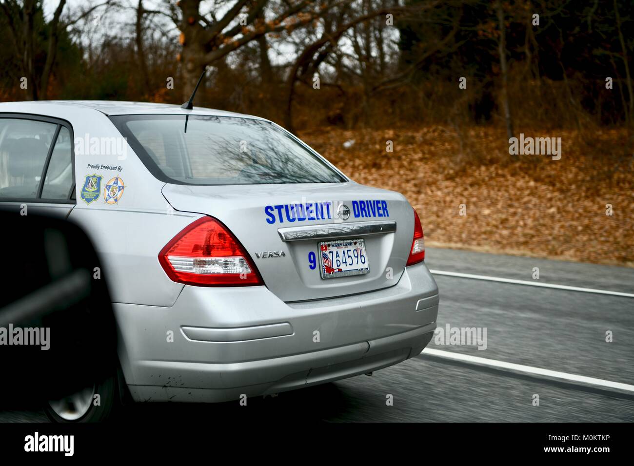 Allievo conducente auto in autostrada Foto Stock