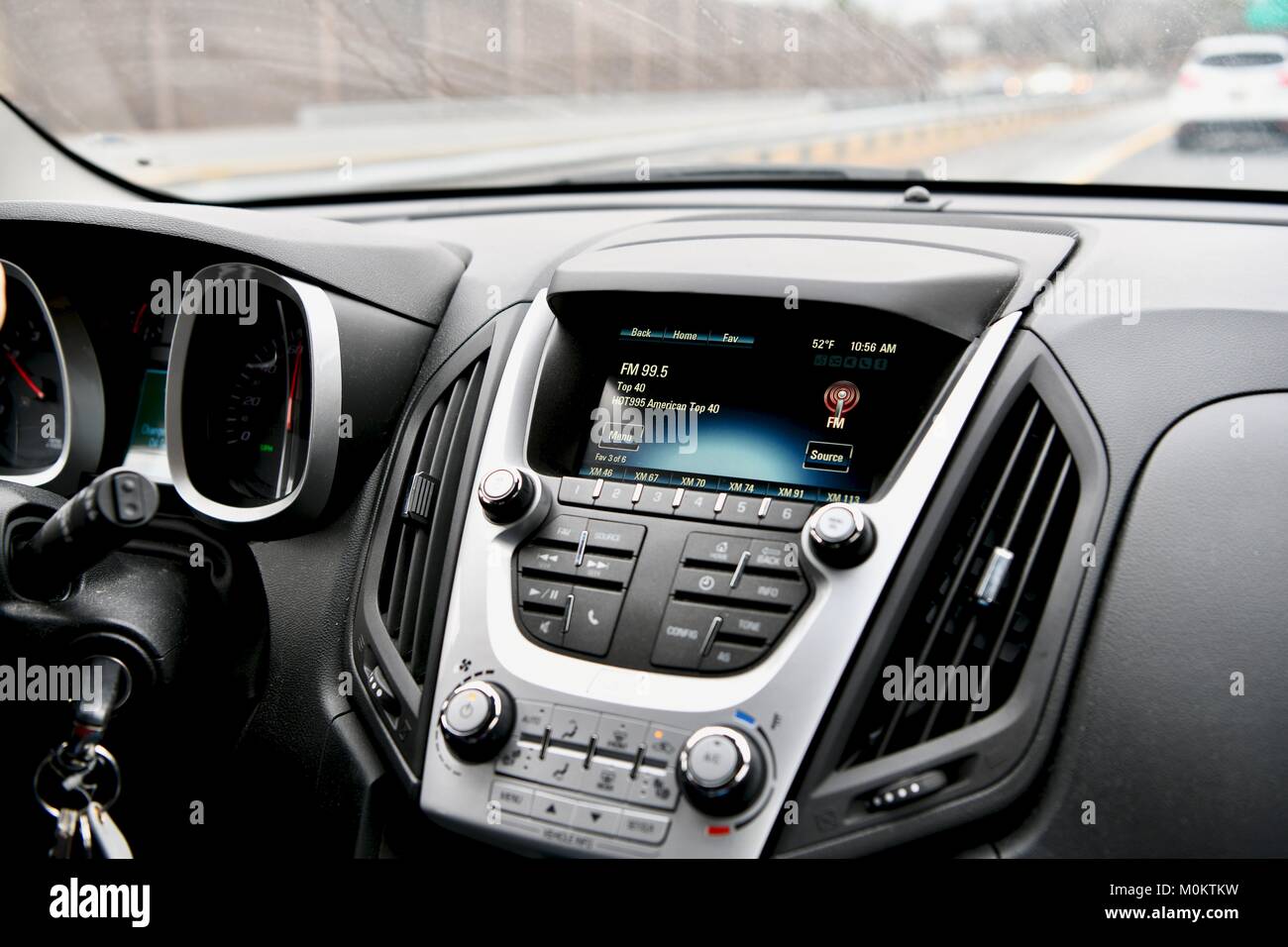 Cruscotto di automobile con impianto stereo Foto Stock