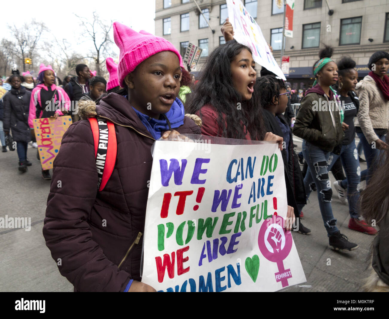 Centinaia di migliaia di newyorkesi hanno partecipato donne di marzo nella città di New York in un anno di anniversario di Donald Trump's innauguration, Gen20, Foto Stock