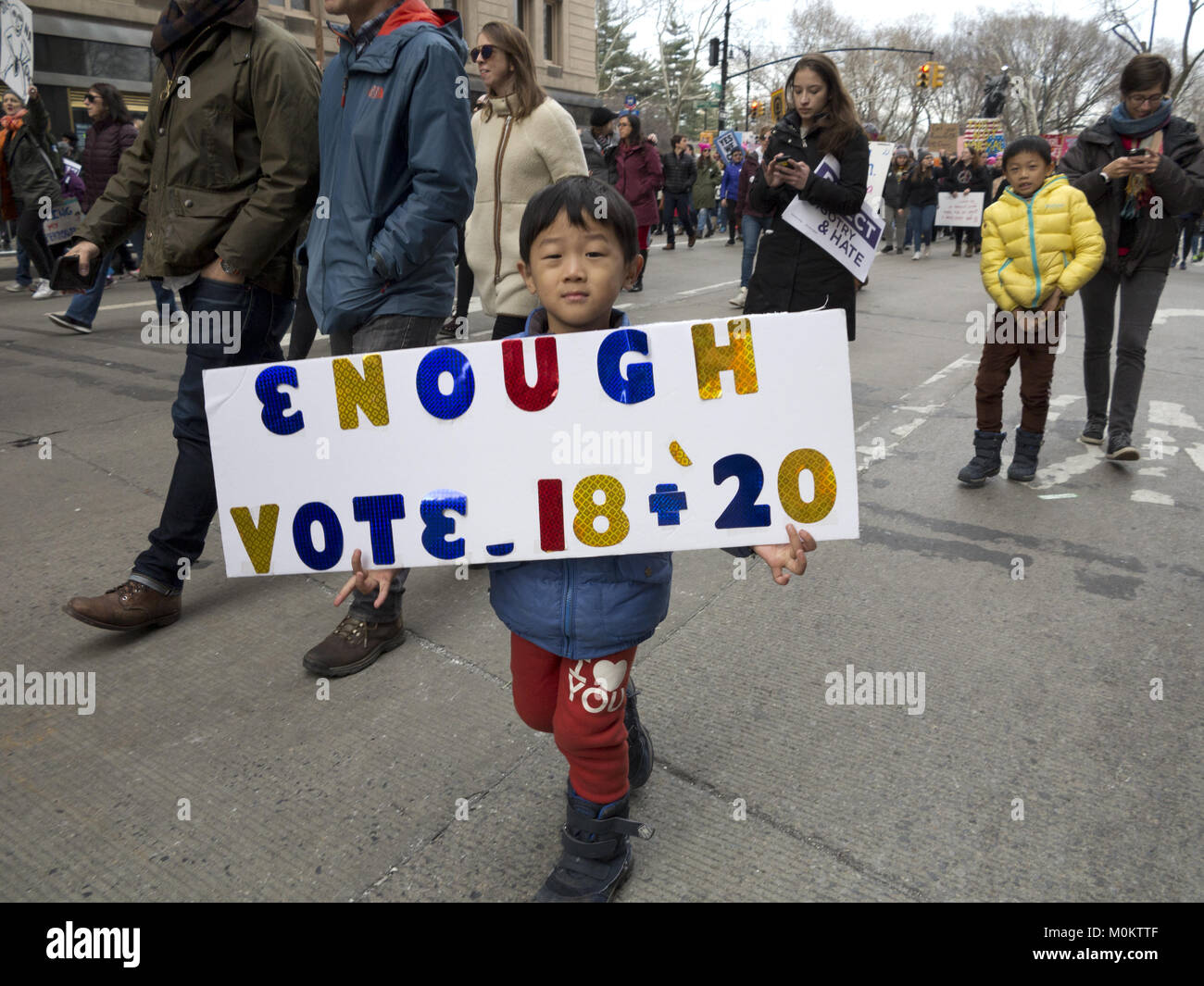 Centinaia di migliaia di newyorkesi hanno partecipato donne di marzo nella città di New York in un anno di anniversario di Donald Trump's innauguration, Gen20, Foto Stock