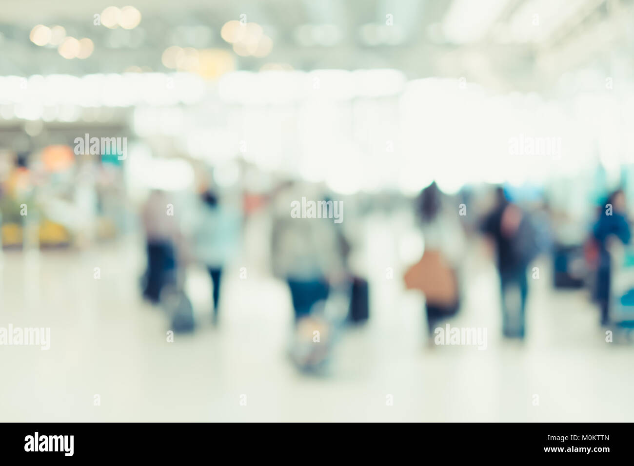 Sfondo sfocato,viaggiatore con bagaglio al Terminal Partenze Check-in in aeroporto con bokeh,luce il concetto di trasporto Foto Stock