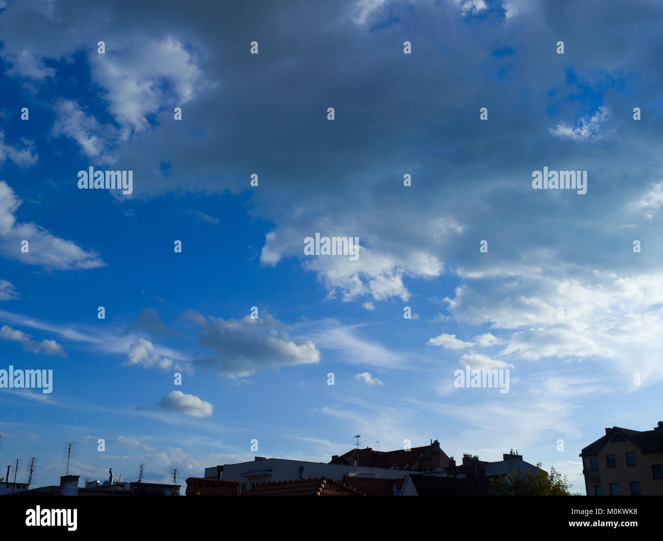 Belle le nuvole e cielo blu su un luminoso giorno di estate Foto Stock