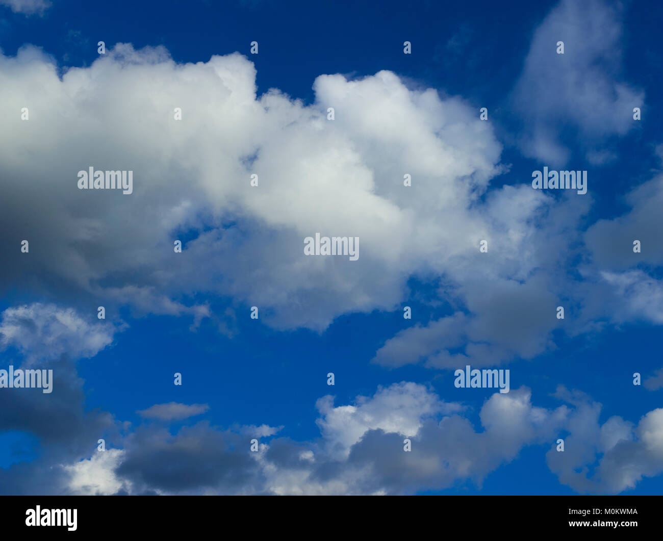 Nuvoloso cielo blu in estate, Varsavia, Polonia Foto Stock