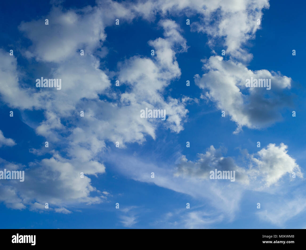 Nuvoloso cielo blu in estate, Varsavia, Polonia Foto Stock