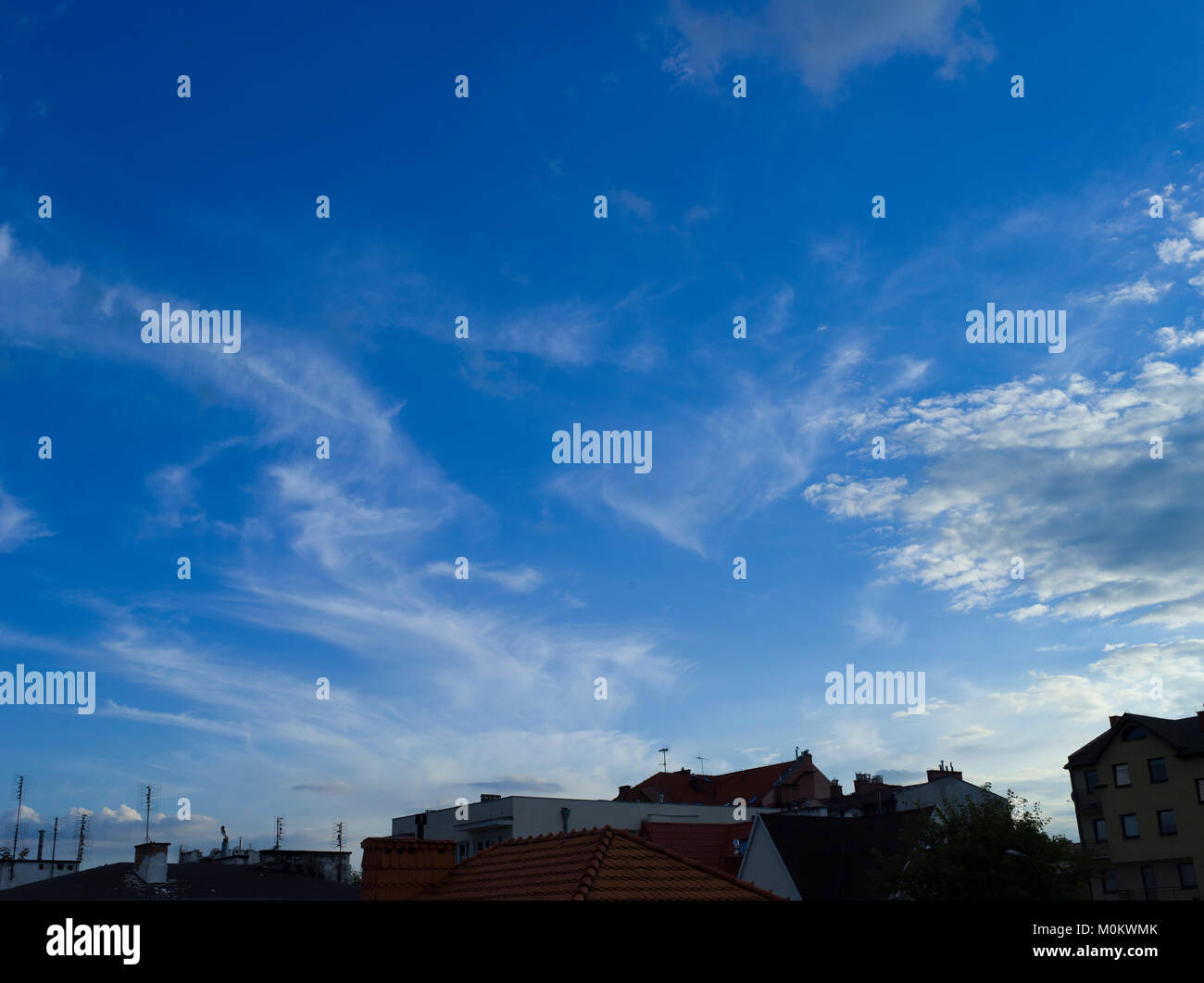 Nuvoloso cielo blu in estate, Varsavia, Polonia Foto Stock