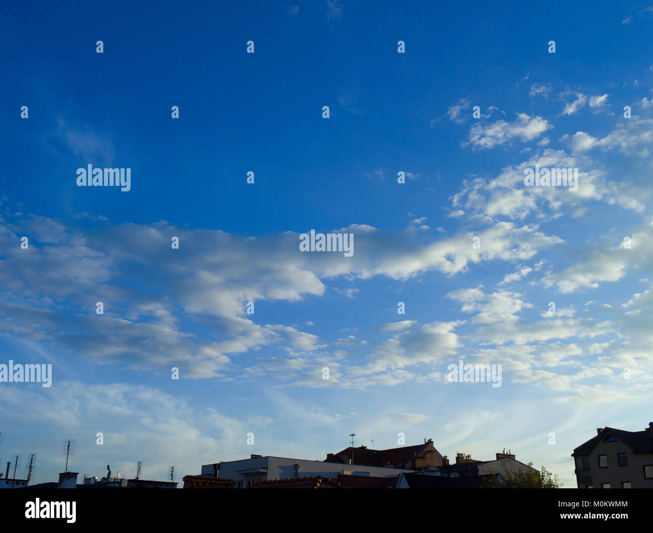 Nuvoloso cielo blu in estate, Varsavia, Polonia Foto Stock