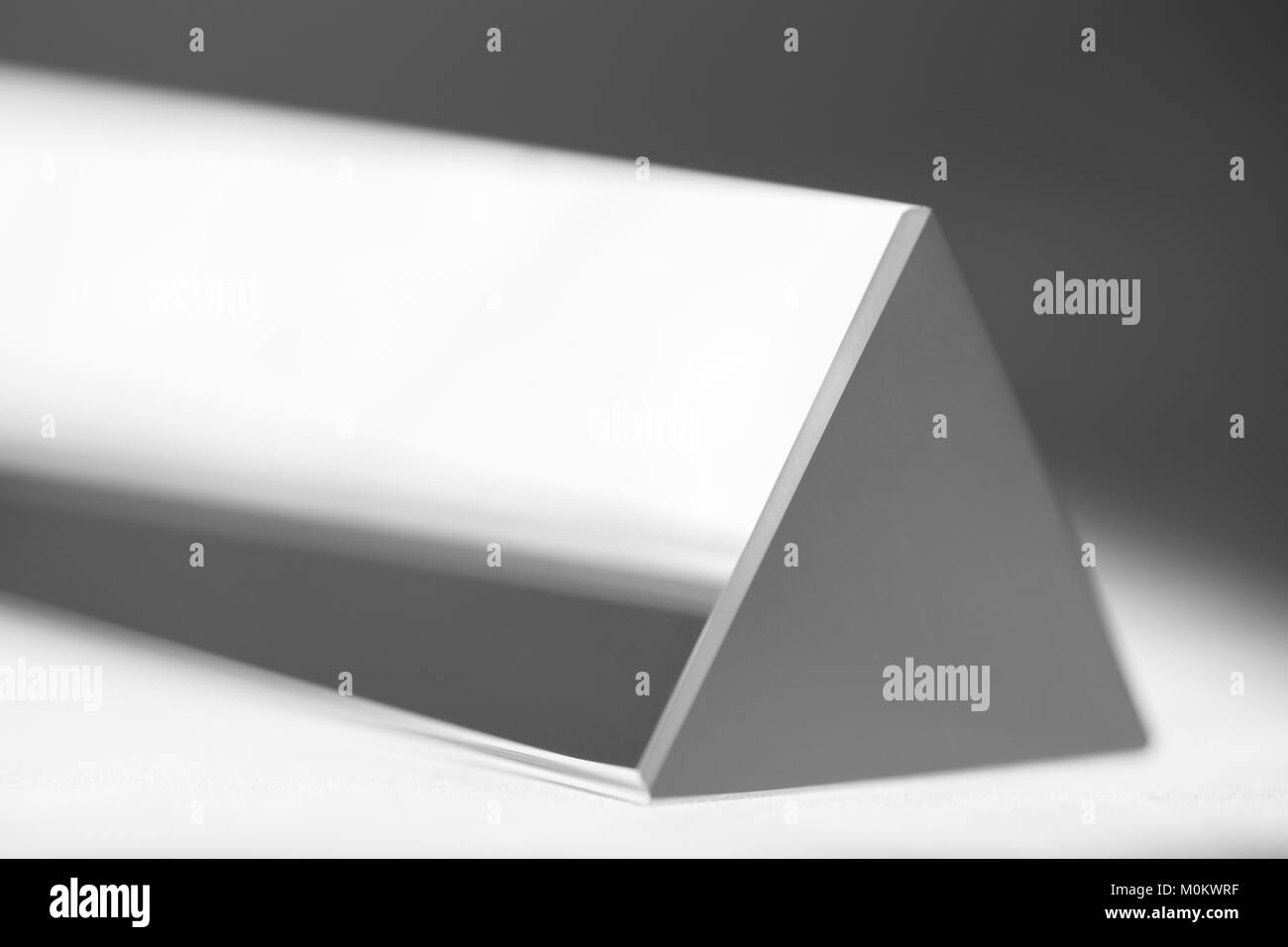 Prisma equilatero riflettente i raggi paglierino Foto Stock