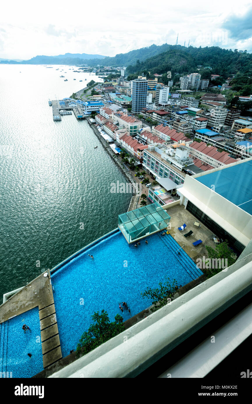 Tetto piscina a sfioro di Four Points Sheraton Hotel, Sandakan, Sabah Borneo, Malaysia Foto Stock