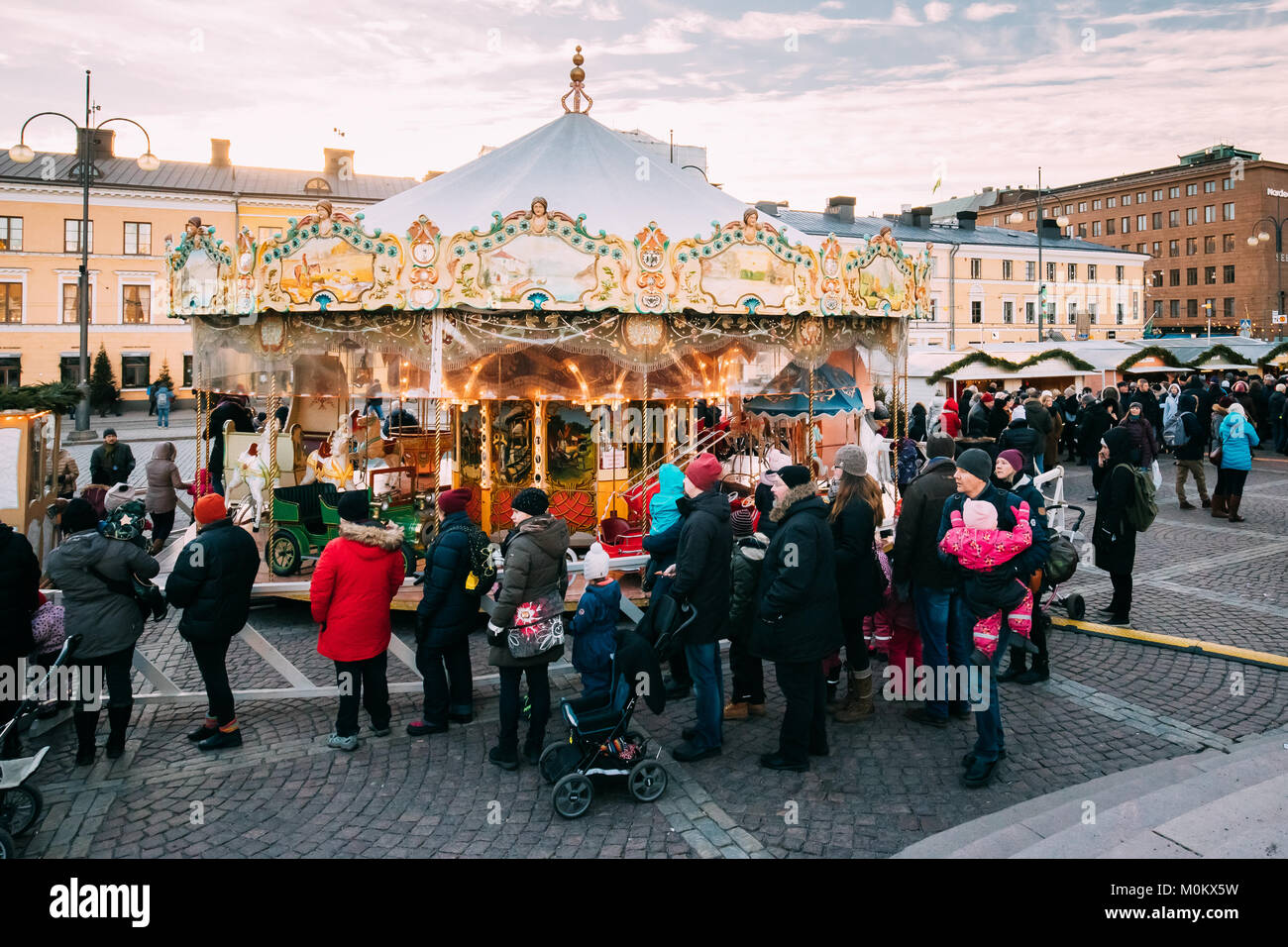 Helsinki, Finlandia - 10 dicembre 2016: Natale giostra nella Piazza del Senato in giornata invernale Foto Stock