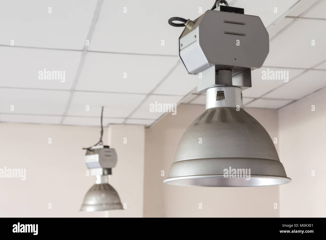 Industriali sporchi, lampada elevata illuminazione della baia Foto Stock