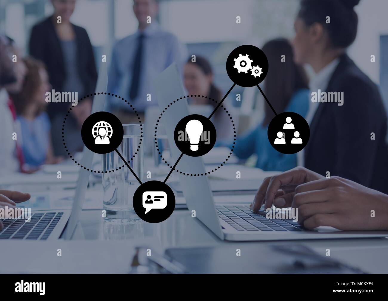 Le mani in un incontro la scrittura su computer con le sovrapposizioni di grafico Foto Stock
