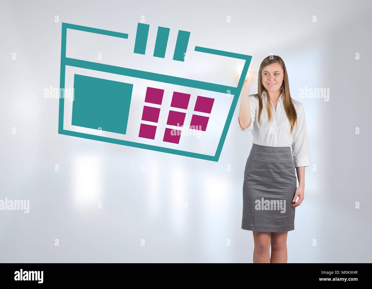 Imprenditrice interagenti con icona calendario Foto Stock