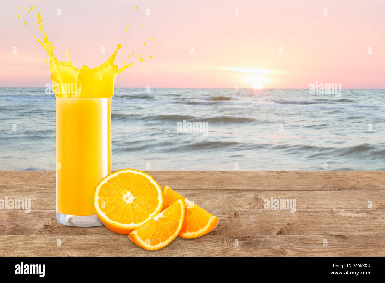 Succo di arancia sul tavolo Foto Stock