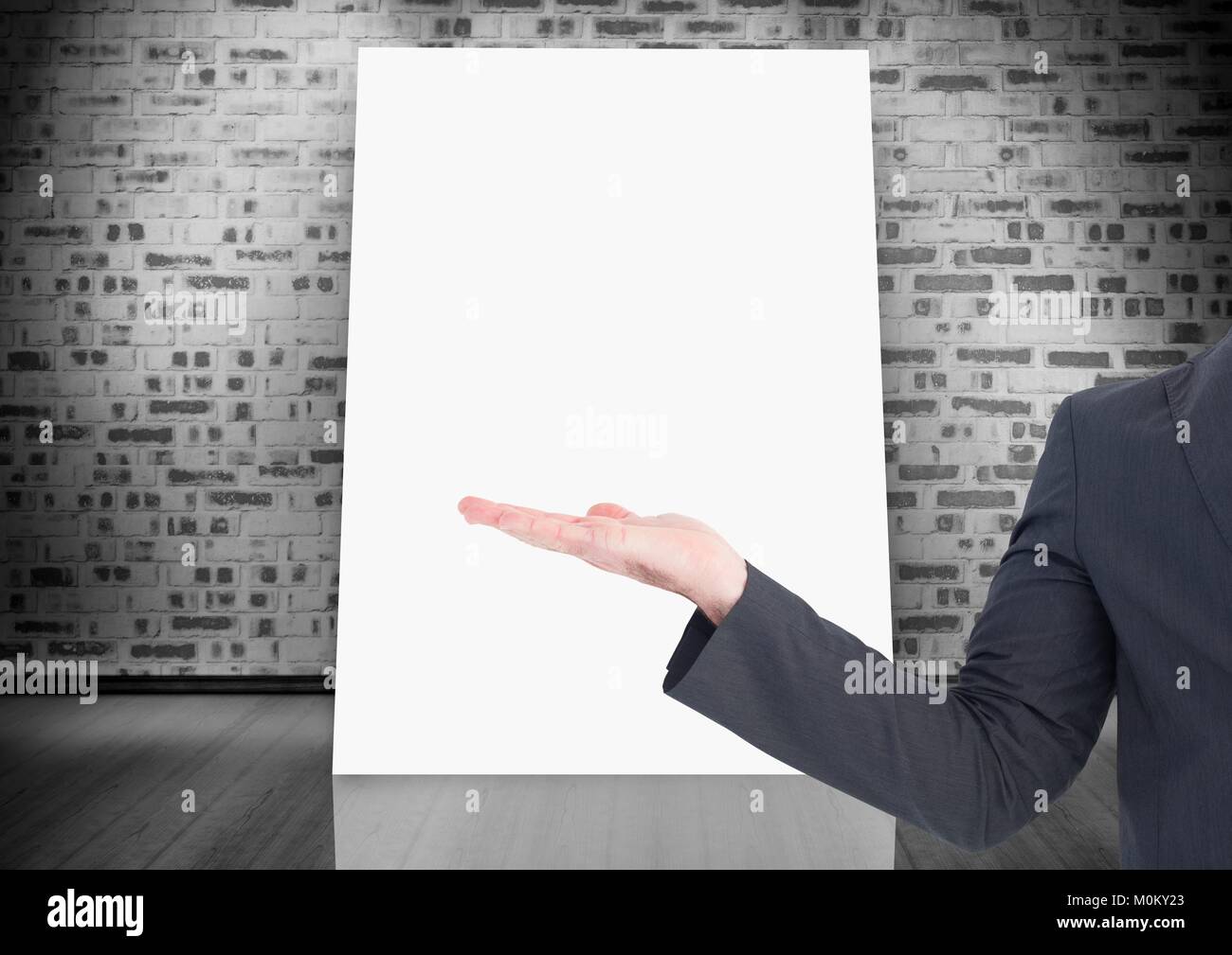 Business aperto a mano con bordo bianco sulla parete Foto Stock